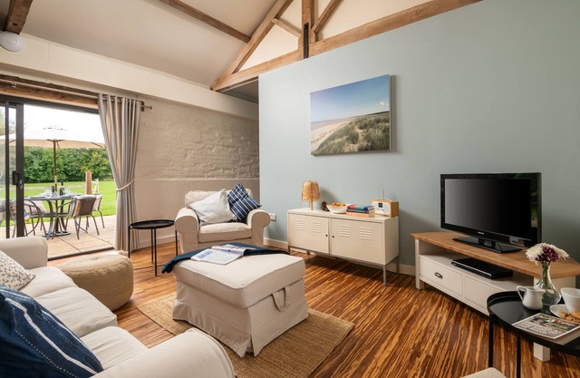 2 bedroom family friendly barn conversion, luxury indoor heated pool, games room & tennis courts clo