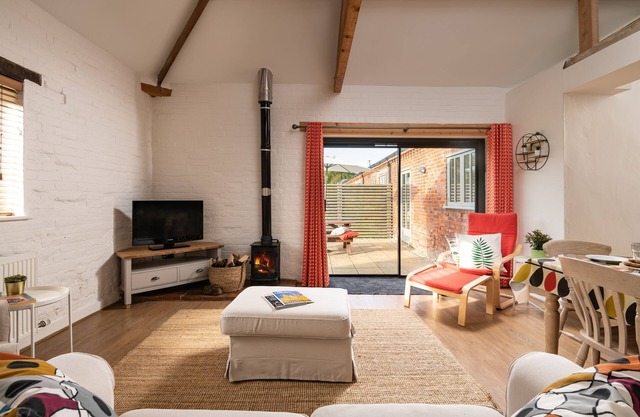 2 bedroom family friendly barn conversion, luxury indoor heated pool, games room & tennis courts clo
