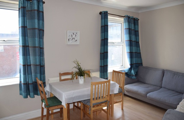 2 Bedroom Flat, 10 minutes Station, 20 miutes to City Centre