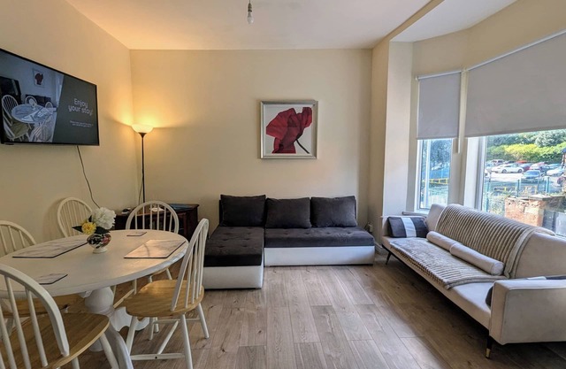 2 Bedroom flat in Manchester. Close to city centre and Heaton Park.