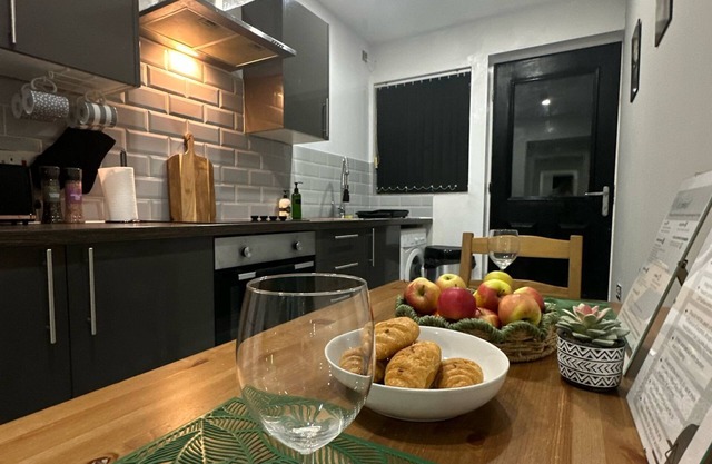 2 Bedroom flat With Hot Tub In Cardiff 15 mins walk to city centre