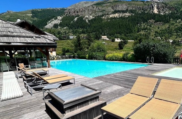 2-bedroom apartment at the foot of the slopes with heated pool