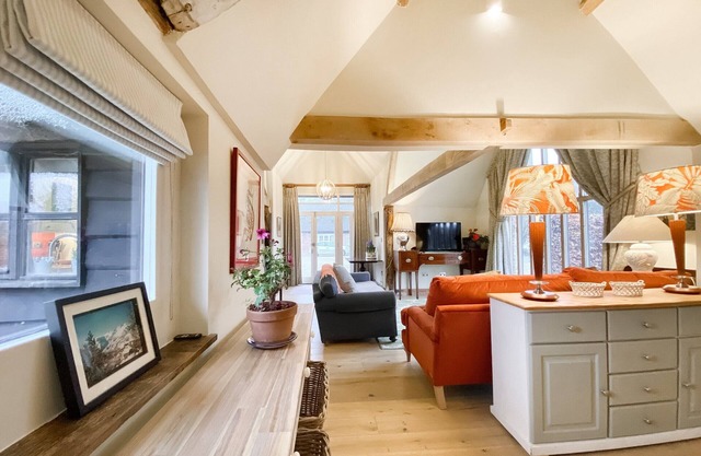2 bedroom accommodation in Royal Wootton Basset