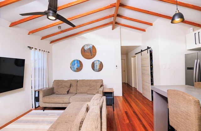 2 bedroom Guest House w/comp ride to the airport