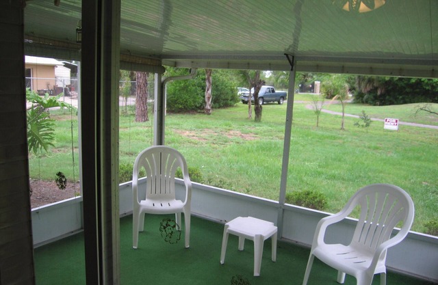 2 Bedroom House, 1 Car Garage, 1 Bath Seasonal Rental