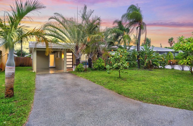 2-bedroom house in fantastic Fort Lauderdale with AC, WiFi, hot tub, pool table