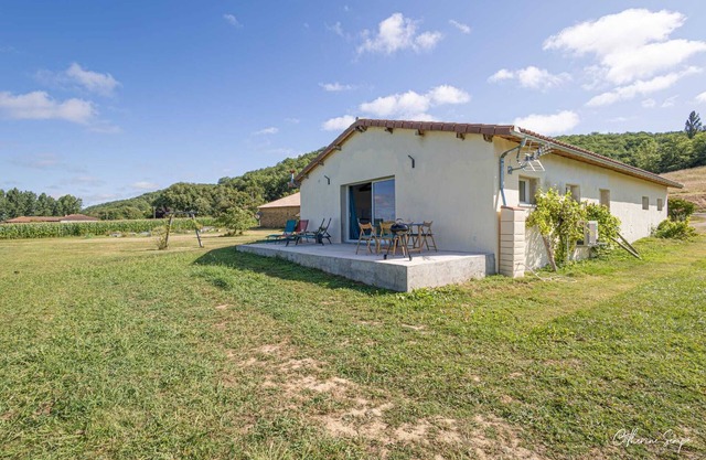 2-bedroom house with AC and WiFi in peaceful Sauviac with view over the Pyrénées