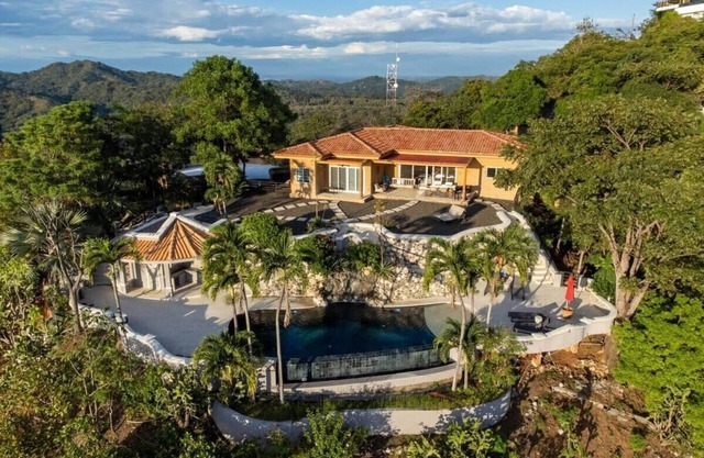 2-Bedroom Mountaintop Apartment with incredible ocean view