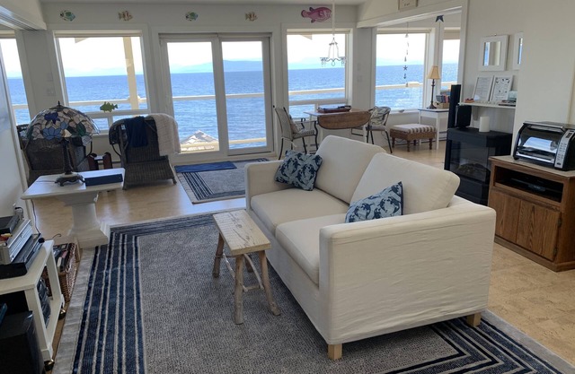 2 Bedroom Oceanfront Suite w/Panoramic Views & Walk-On Beach! 5 mins from town!