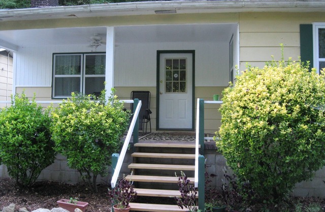 2 Bedroom See and hear the Tellico River from your porch