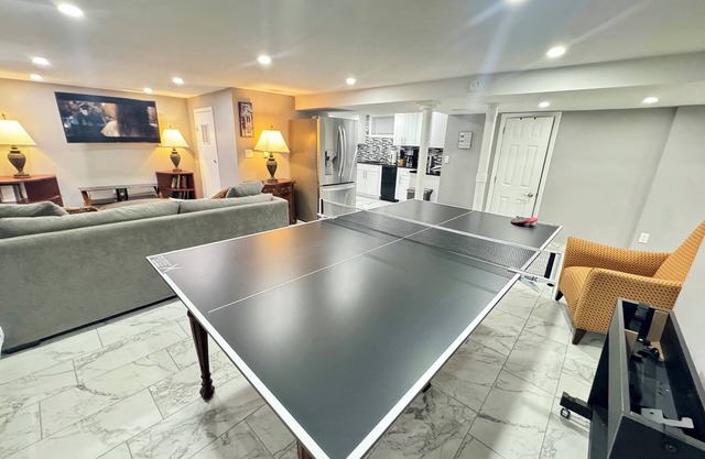 2-bedroom sleeps 6 with ping pong table, WiFi, AC, parking & Laundry in Newark