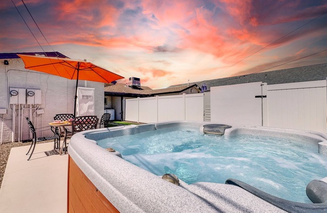 2 bedroom Stunna Downtown Mesa! Hot Tub! Come Chill
