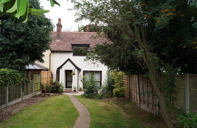 2 Bedroom terrace, former workers cottage. Rural setting, close to amenities.