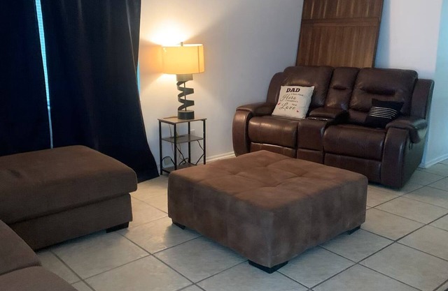 2-bedroom townhouse in fantastic Lauderhill, Kings
