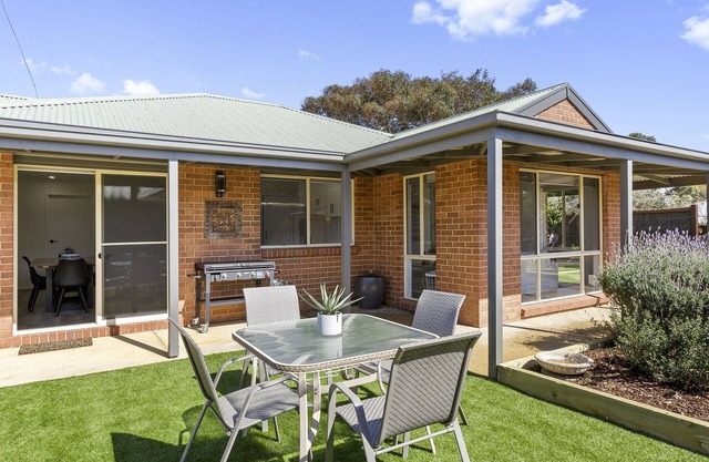 2 Bedroom Unit - Short Walk To The Beach - Pet Friendly