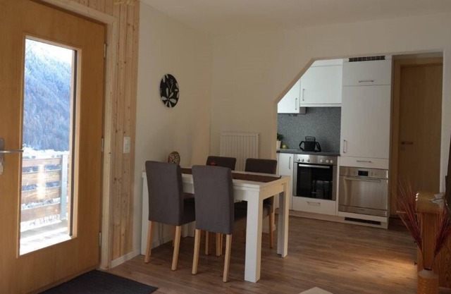 2-bedroom Whng. Sunny quiet perfectly renovated kitchen ideal location TV.