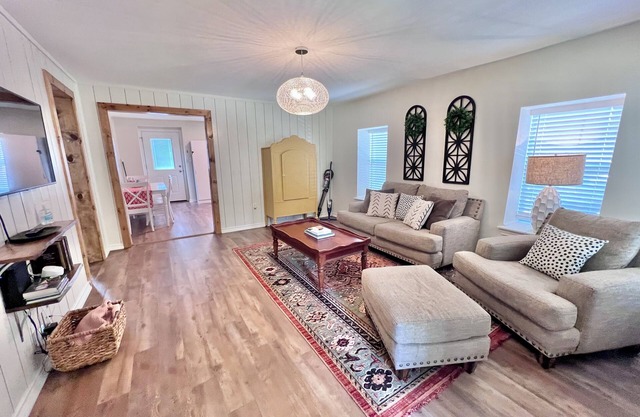 2-Bedroom with KING Bed Near Downtown Weatherford