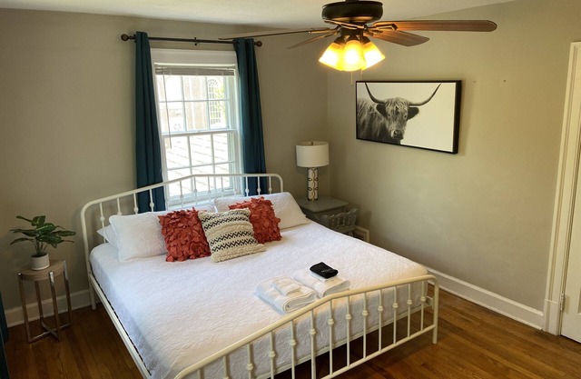 2 Bedroom with Screened-in Porch-Sleeps 6-Only 5 Blocks to the Square and MTSU!
