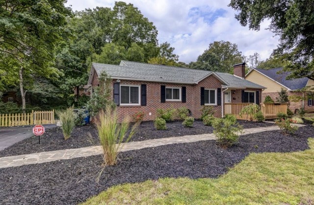 2 Bedrooms 1 Bath home located in a very nice and quiet neighborhood