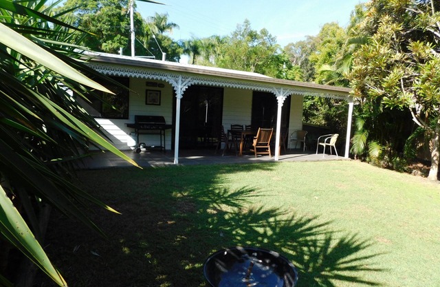 2 bedrooms, Fenced Yard for Dog, Gas BBQ, Firepit for marshmallow nights!