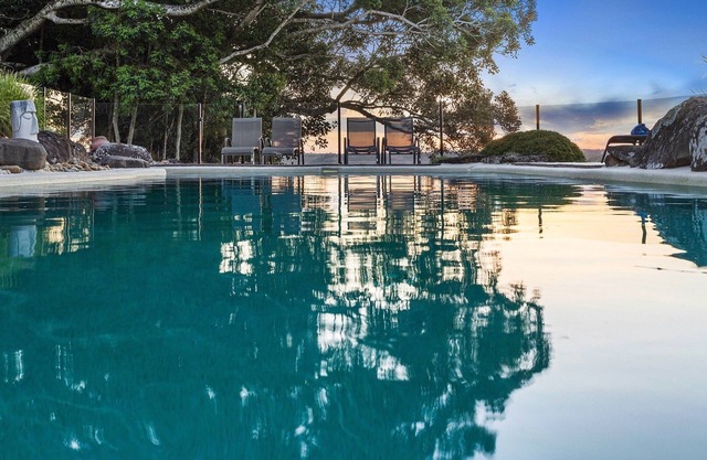 2 bedrooms House with private outdoor hot tub in garden. Dog & family friendly.