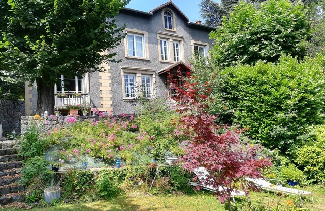 2 bedrooms in maison de maitre with gardenOwner living on site