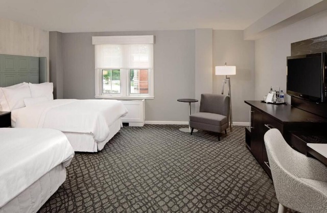 2 Beds Hotel Room with Complimentary Parking & Wine Bar Access - Pets Allowed