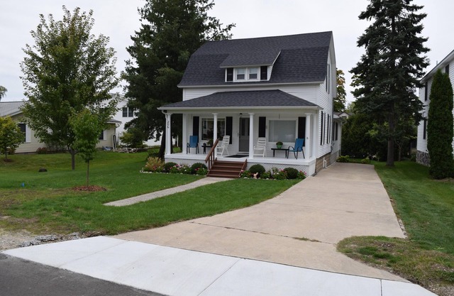 2 Blocks from Lake Michigan Beach with Kayaks & Bike Included