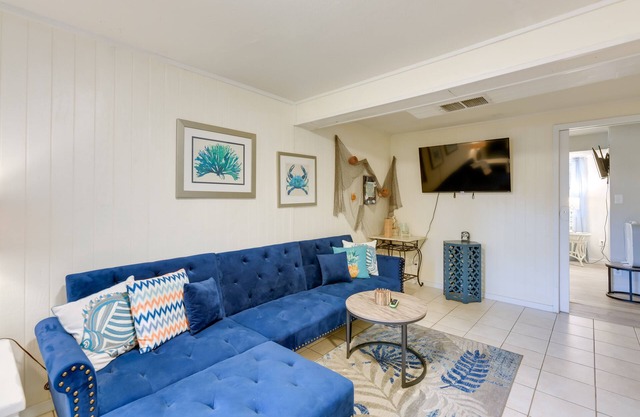 2 Blocks to Bay: ‘Cabana Breeze' Rockport Rental!
