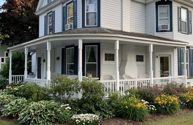 2 Blocks to beach, downtown. Sleeps 12. Porch, Deck, Fire Pit