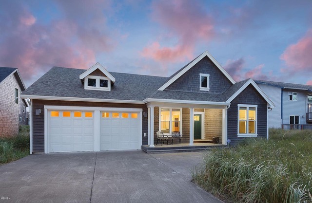 2 BLOCKS to BEACH! 3 bedroom FAMILY & DOG- FRIENDLY w/FENCE! Close to Pelican!
