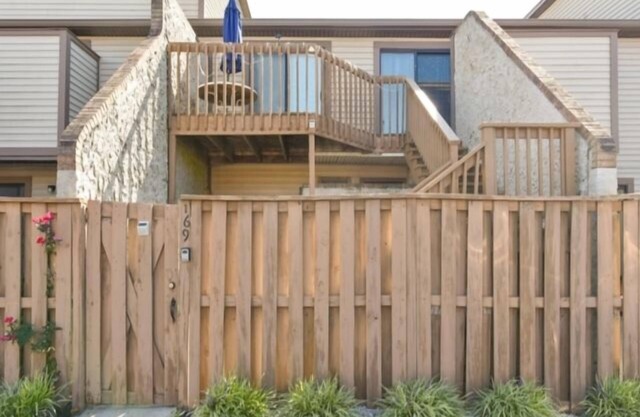 2 BR 2 Bath indoor and outdoor pools Tennis 1.5 blocks to the beach