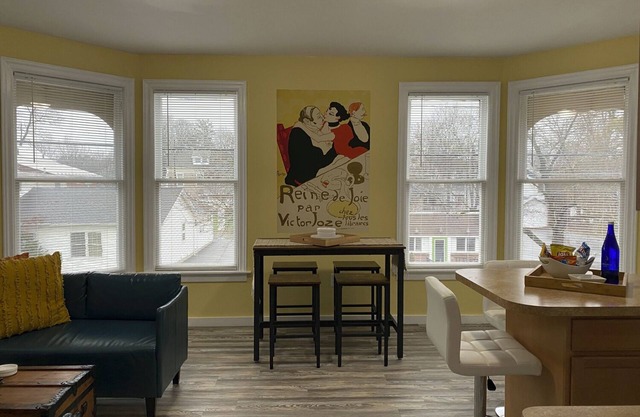 2 BR Loft - Walk to Farmers Market -Cafes -Breweries - Arts & Entertain District