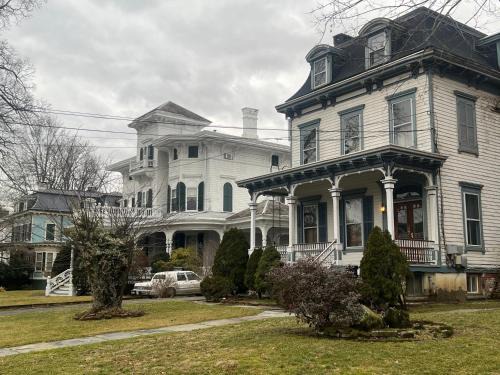2 Br Victorian Apt 2800 sq ft 2 floors with Full Kitchen 2 baths and Laundry
