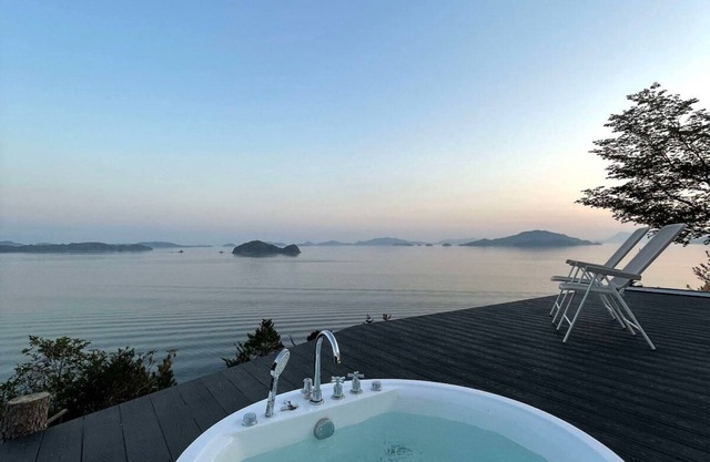 2 BR Villa with Breathtaking Ocean View for 10 Ppl