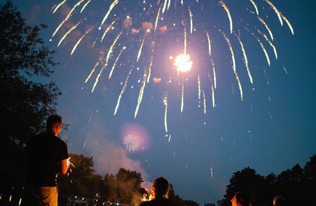 2* Cabin. 2 bedroom cabin! Riverfront resort, swim. dine ++