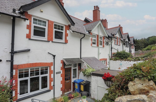 2 CAE GLAS, pet friendly, character holiday cottage in Dwygyfylchi