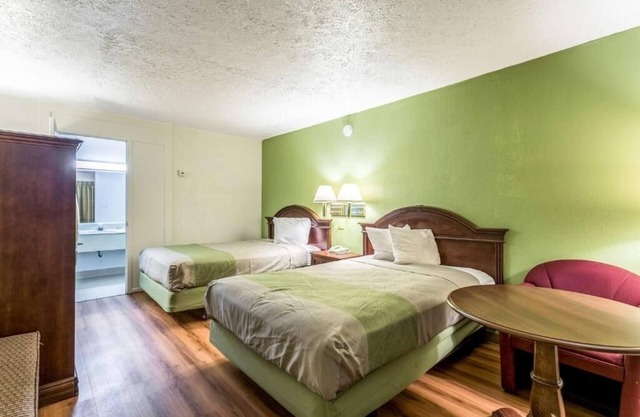 2 Delightful Rooms Near Edgewood Parks w/Breakfast & Free Coffee in Lobby