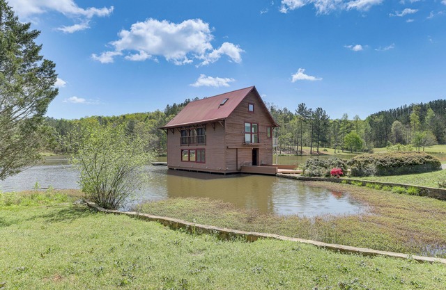 2 Docks + Paddleboard: Lakefront Alabama Retreat!