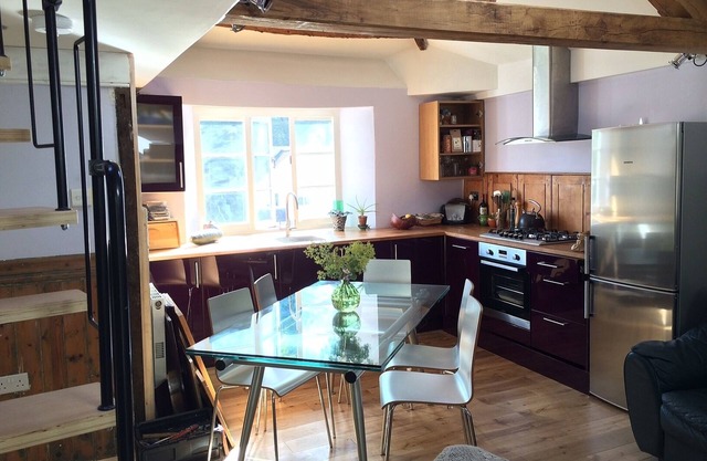 2 double-bedroomed Bijou Apartment with Enchanting Secluded Garden
