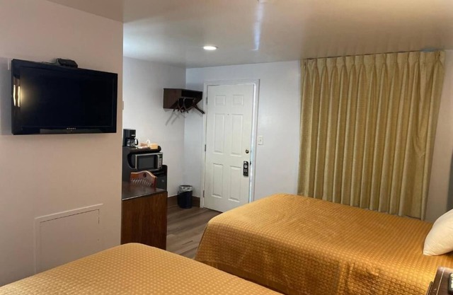 2 Double Beds Room, Scottish Inns, Free Parking, Niagara Falls Family Fun