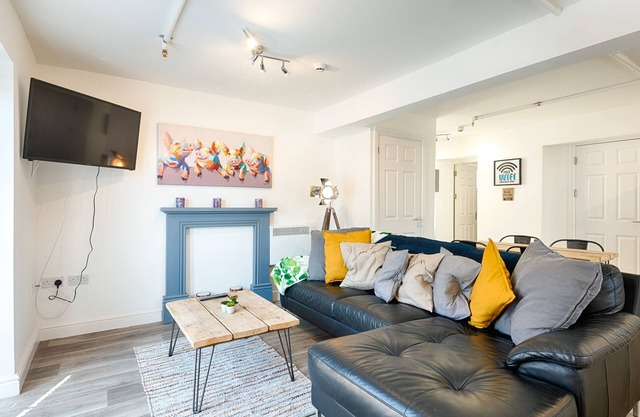 2 Ensuites, Garden, Smart TV's In All Rooms!