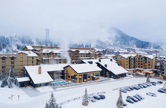 2 Family-Friendly Lodges w/Pool, Hot Tub & Ski Access for Winter Fun