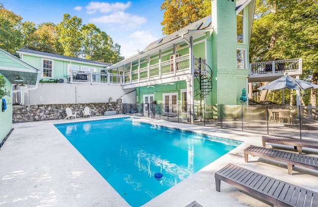 2 Game Rooms, 2 King Suites, Lakeside, Pool