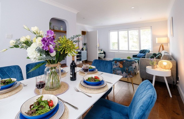 2 Hillcrest - sleeps 6 guests in 3 bedrooms