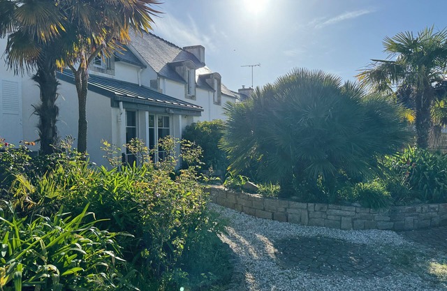 2 houses and a garden, 50 meters from the port, close to the grocery store