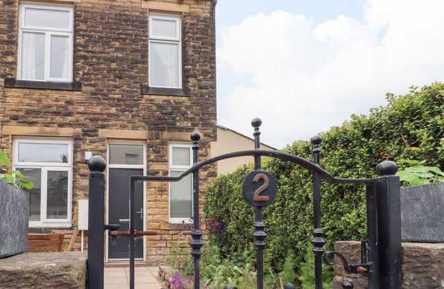 2 JAMES STREET, pet friendly, character holiday cottage in Oakworth