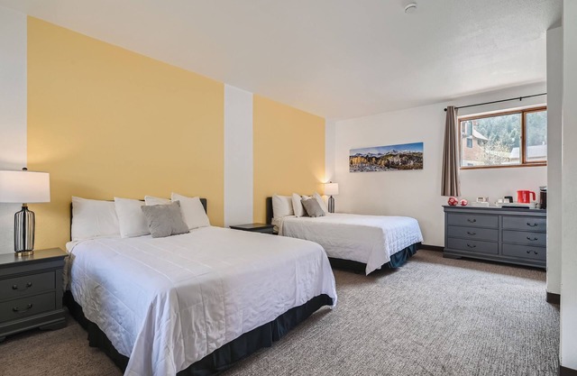 2 King Suite, Boutique Mountain Motel near hiking & MTB park in Idaho Springs