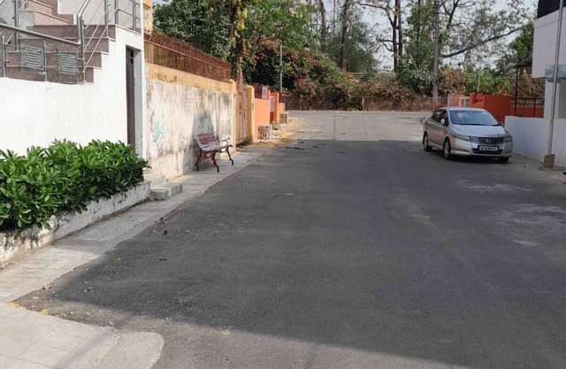 2 large rooms in the center of Lucknow in a peaceful colony.