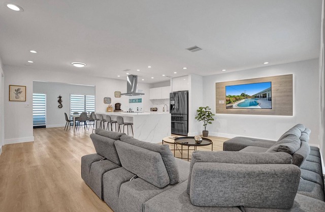 2 Luxury homes w/heated pool, 6 bedrooms, Fire pits, 15 min to FLL & the Beach